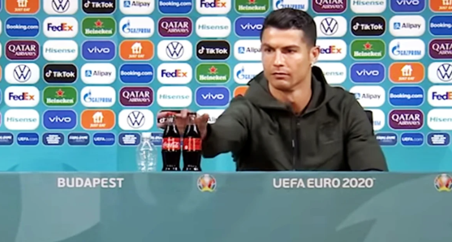 Cristiano Ronaldo, retirando botellines de Coca Cola.