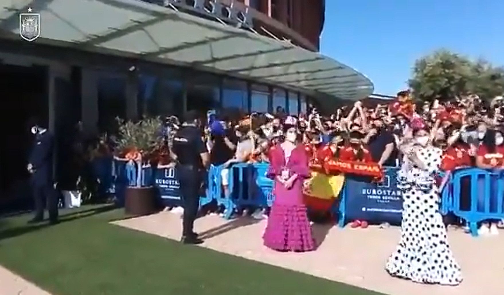 Mujeres vestidas de flamenca en la entrada del hotel de Sevilla. 