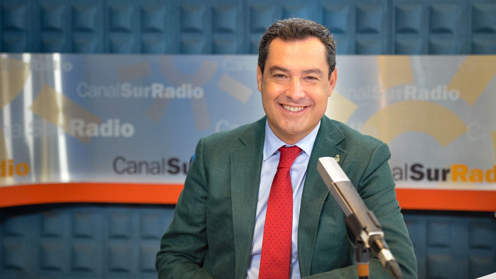 El presidente andaluz, Juan Manuel Moreno, en Canal Sur Radio hablando sobre el uso de la mascarilla en exteriores.