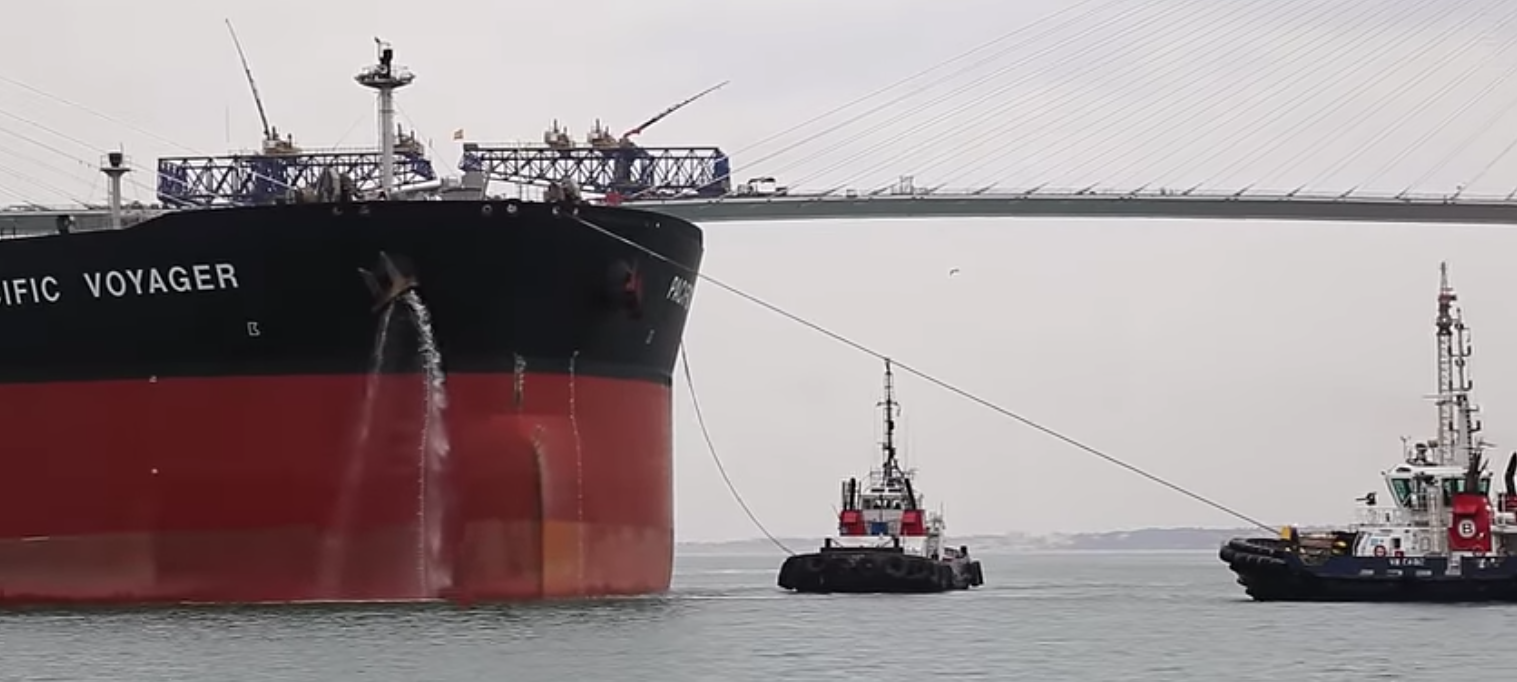 Remolcadores del Grupo Boluda, en la Bahía de Cádiz, en una imagen de archivo.