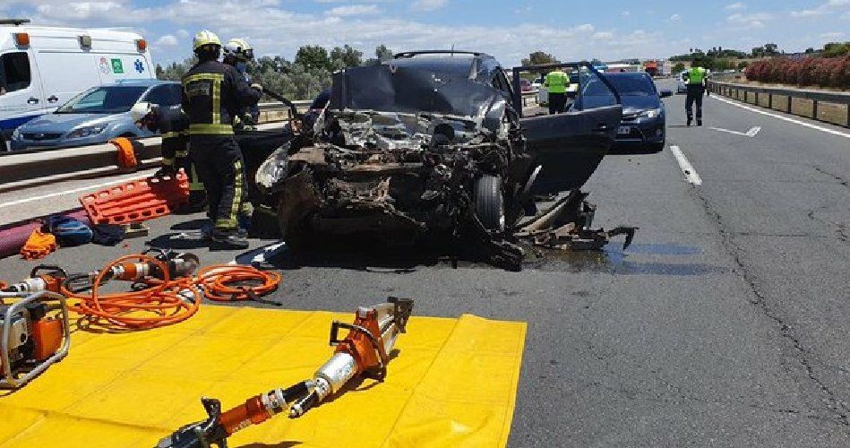 Estado en el que quedó el coche, en una imagen del 061.