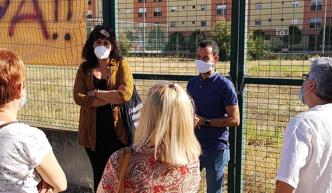 Sandra Heredia, concejal expulsada de Podemos, y Daniel González Rojas, en una visita de hace unos meses.