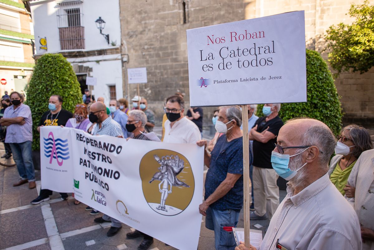 Concentrados en la plaza Plateros en protesta por las inmatriculaciones de la Iglesia.