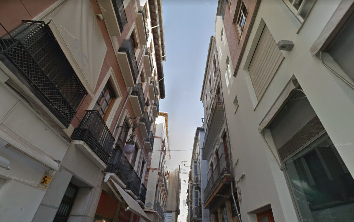 Un fallecido y un hospitalizado tras caer al vacío desde un cuarto piso de la calle Estribo en Granada.