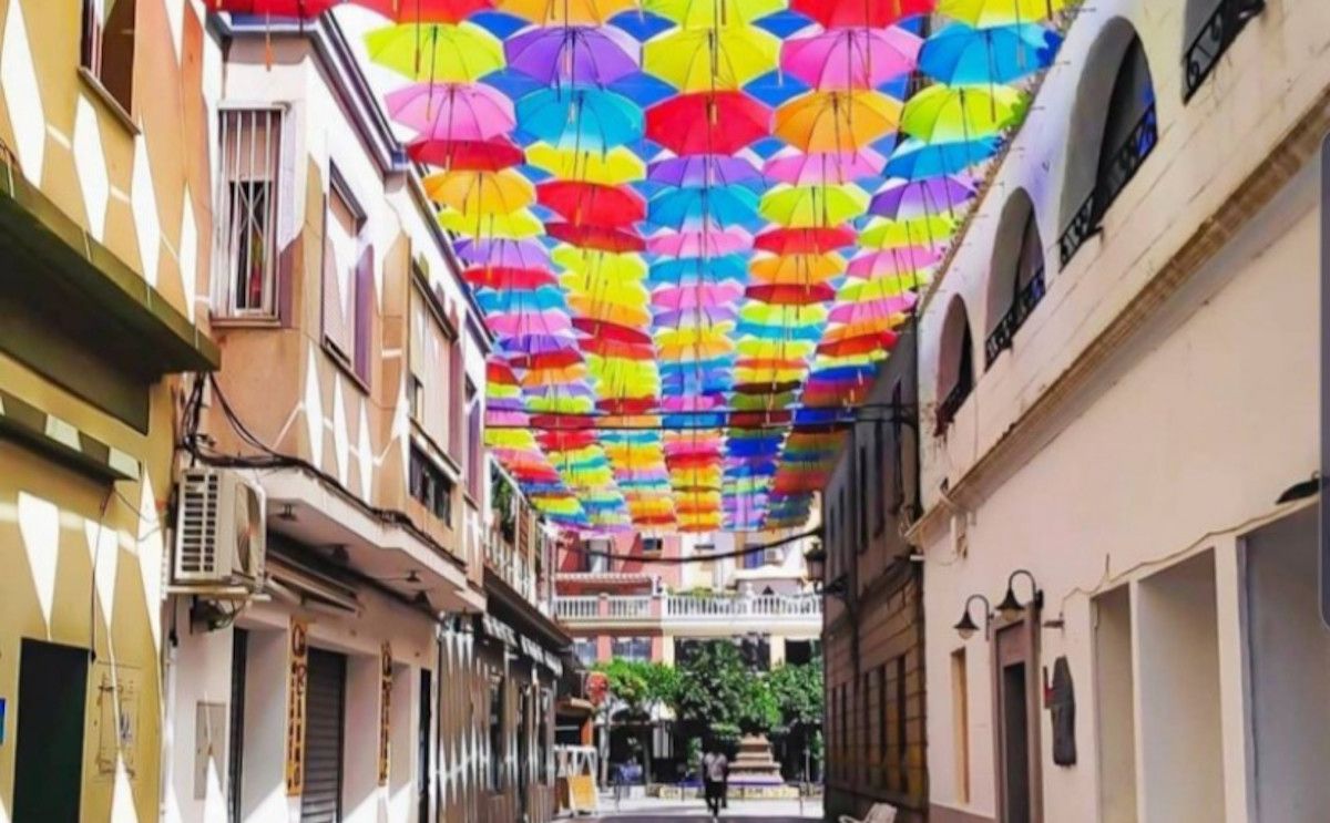 Calle de los paraguas en La Línea.