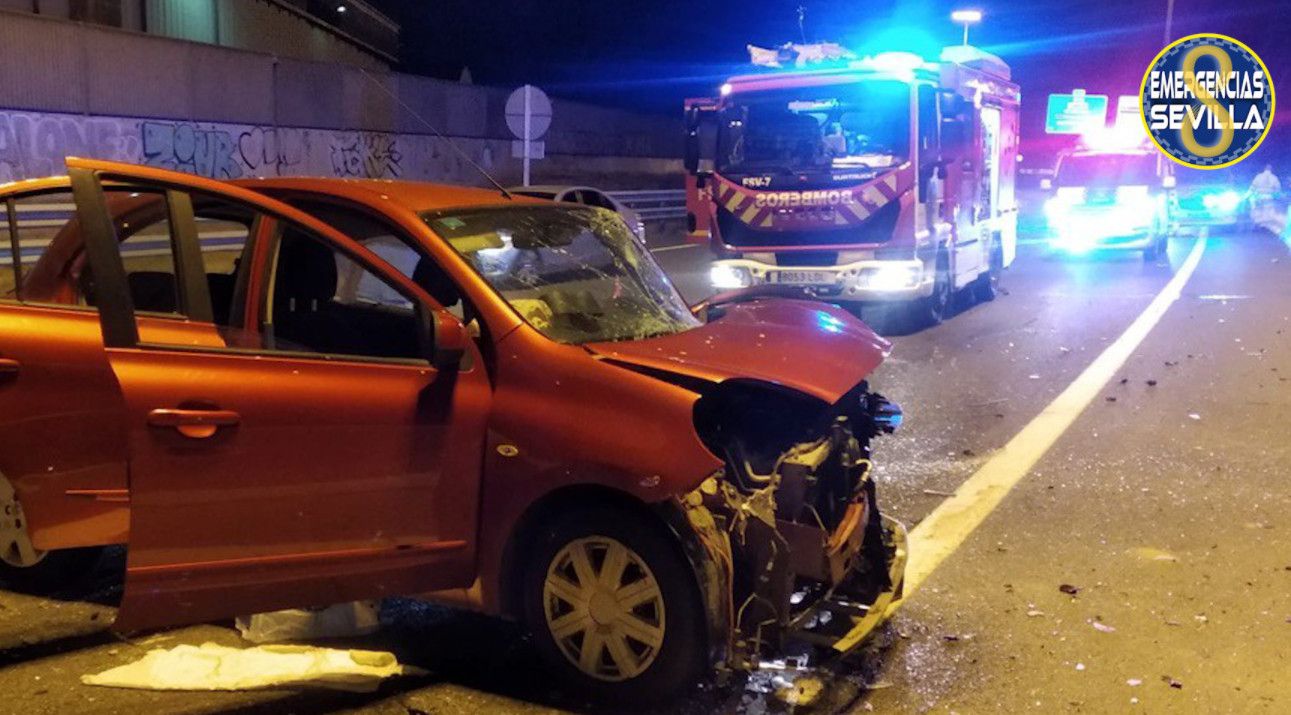 Aparatoso accidente en una carretera de Sevilla.