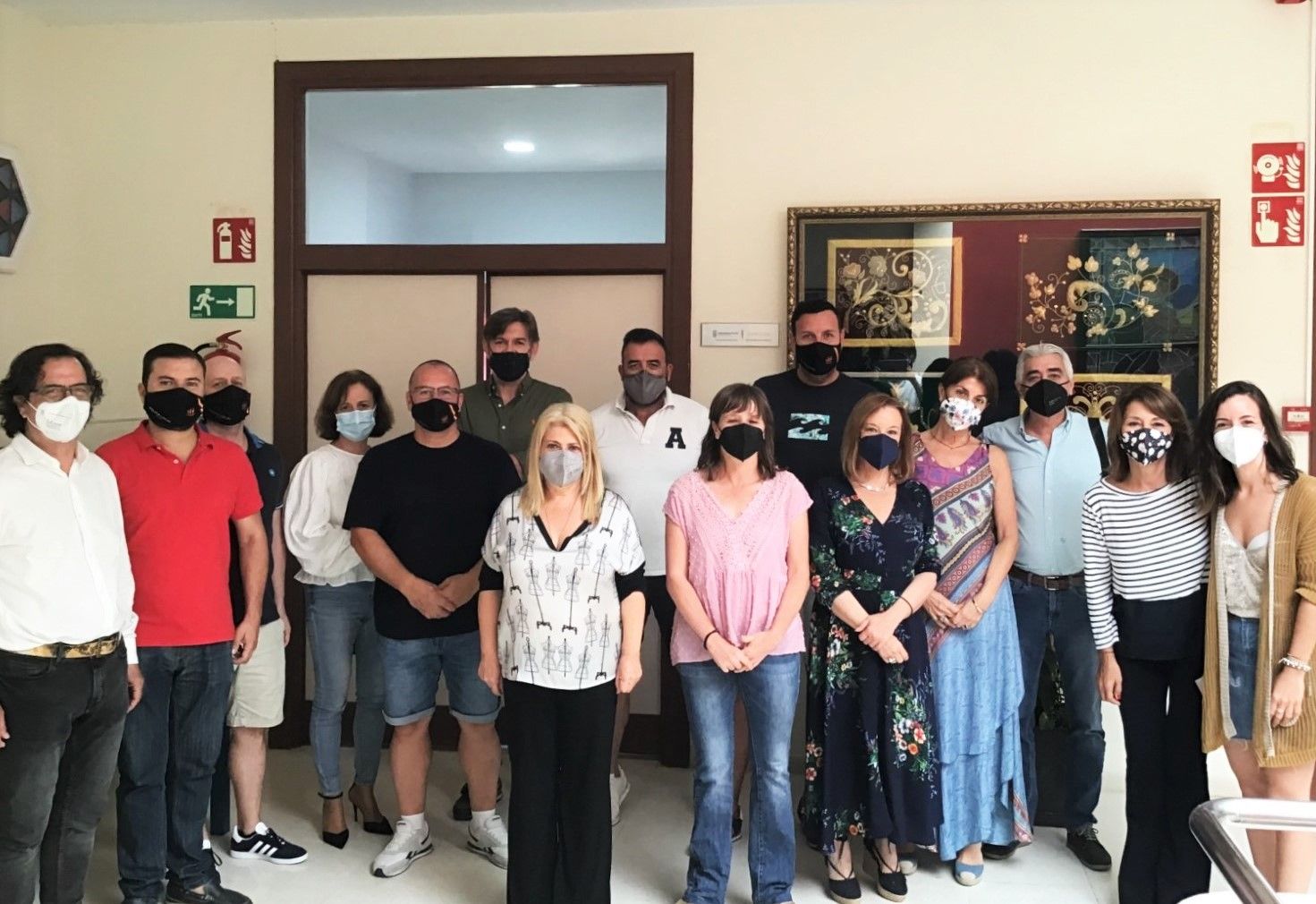 La alcaldesa Mamen Sánchez y la teniente de alcaldesa Laura Álvarez, con funcionarios del Ayuntamiento de Jerez.