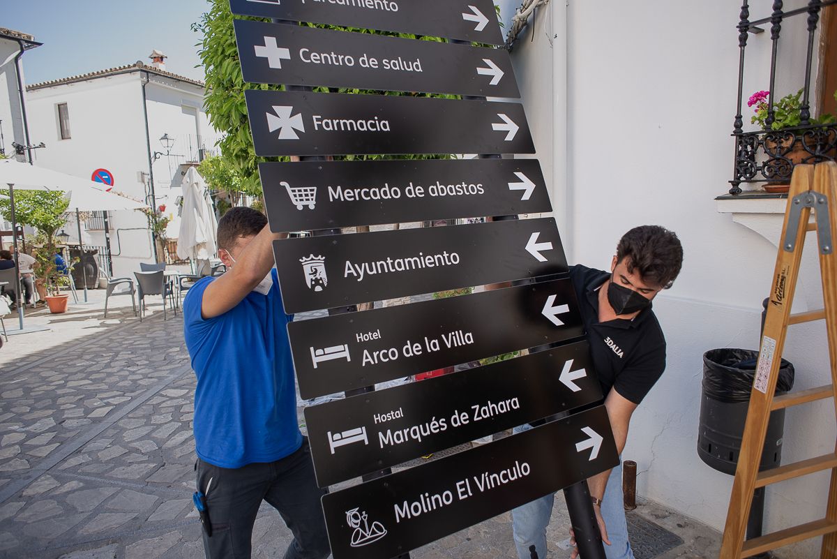 Responsables de 3DALIA colocan los nuevos carteles en Zahara.