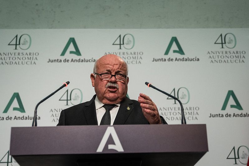 El consejero de Salud, Jesús Aguirre, critica que se permita prescindir de la mascarilla en exterior.
