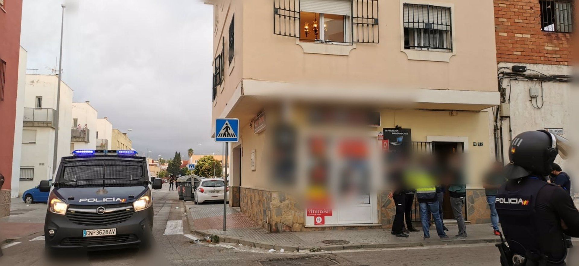 Agentes de la Policía Nacional, tras una intervención en un supermercado en Algeciras.