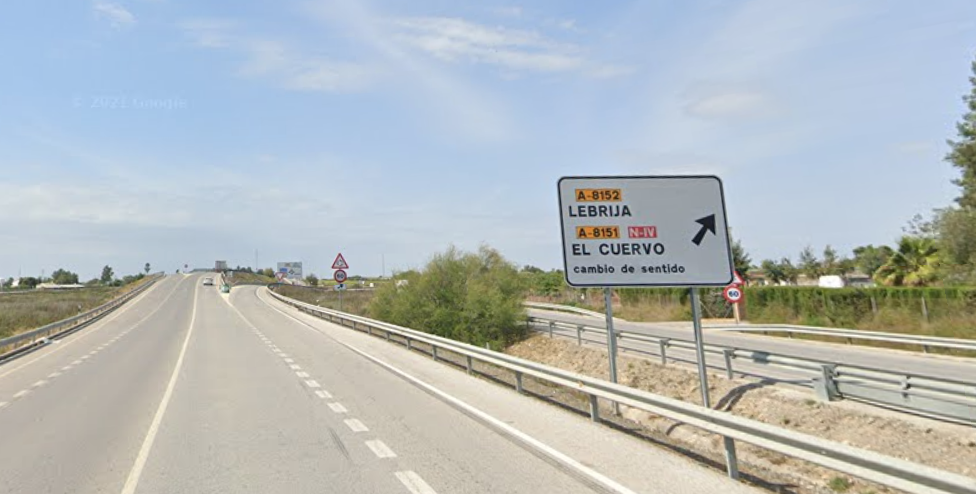 Un mecánico fallece tras caerle la cabeza tractora de un camión en Lebrija.