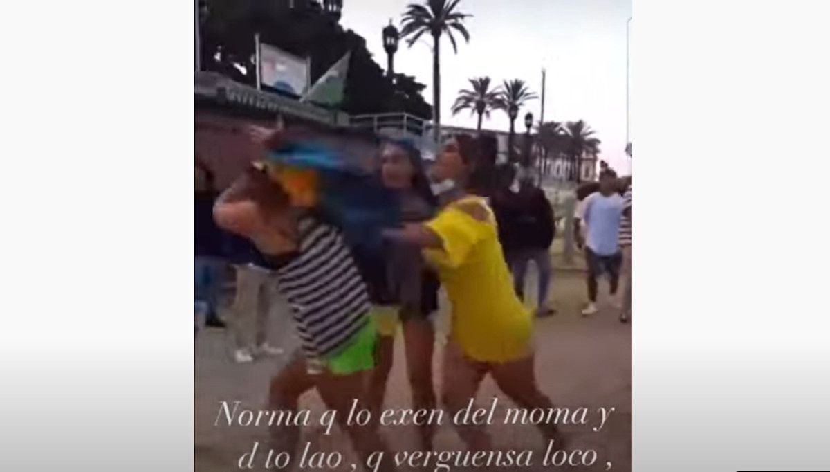 Pelea surrealista en la playa de La Caleta de Cádiz.