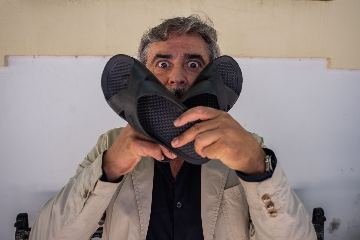 Pepe Begines, cantante y compositor de No me pises que llevo chanclas, posando para lavozdelsur.es.