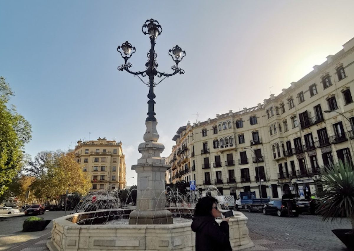 Fuente de la plaza Soledad Becerril de Sevilla.  GOOGLE MAPS