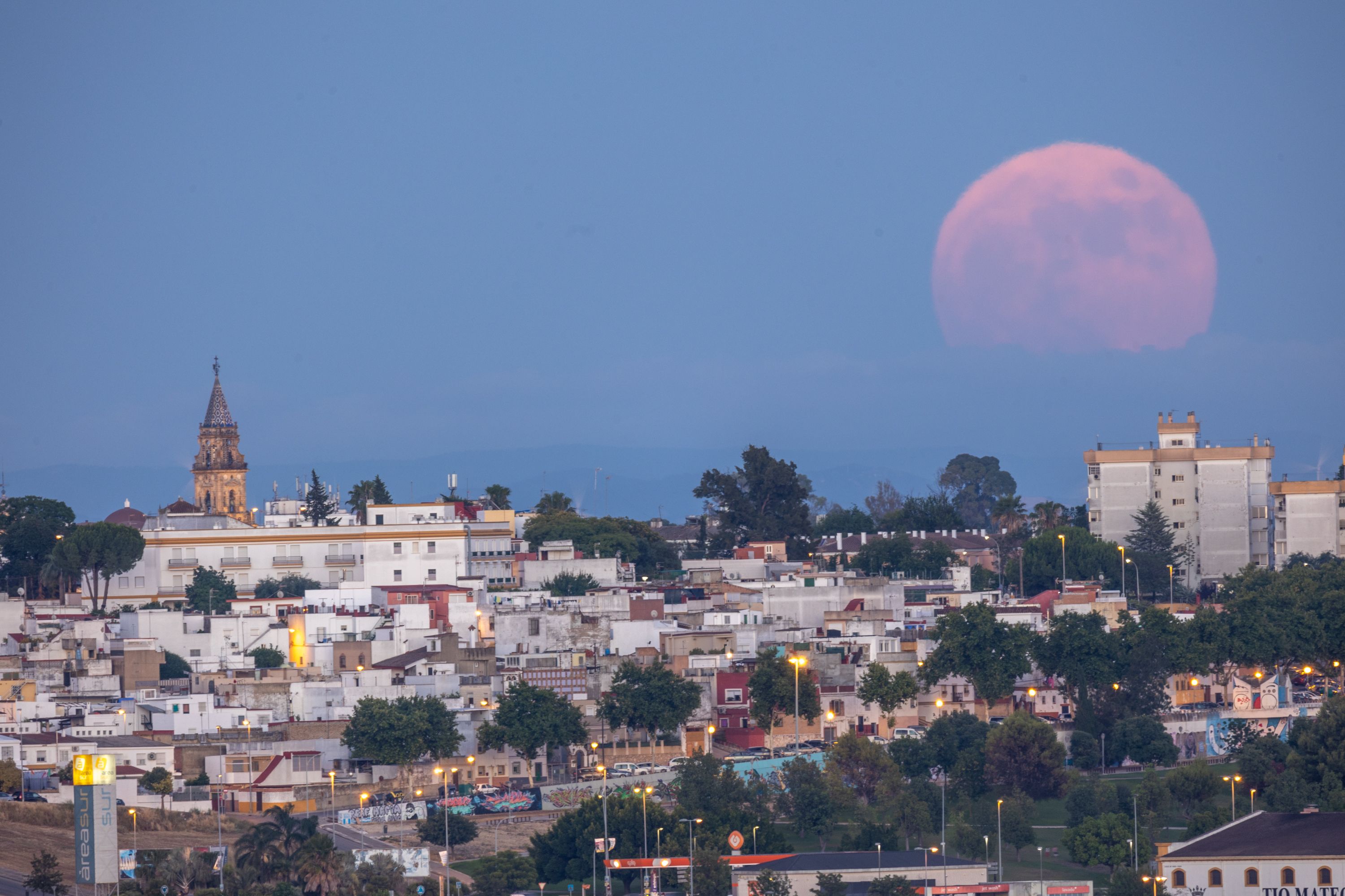 La Superluna con la torre de San Miguel a la izquierda.