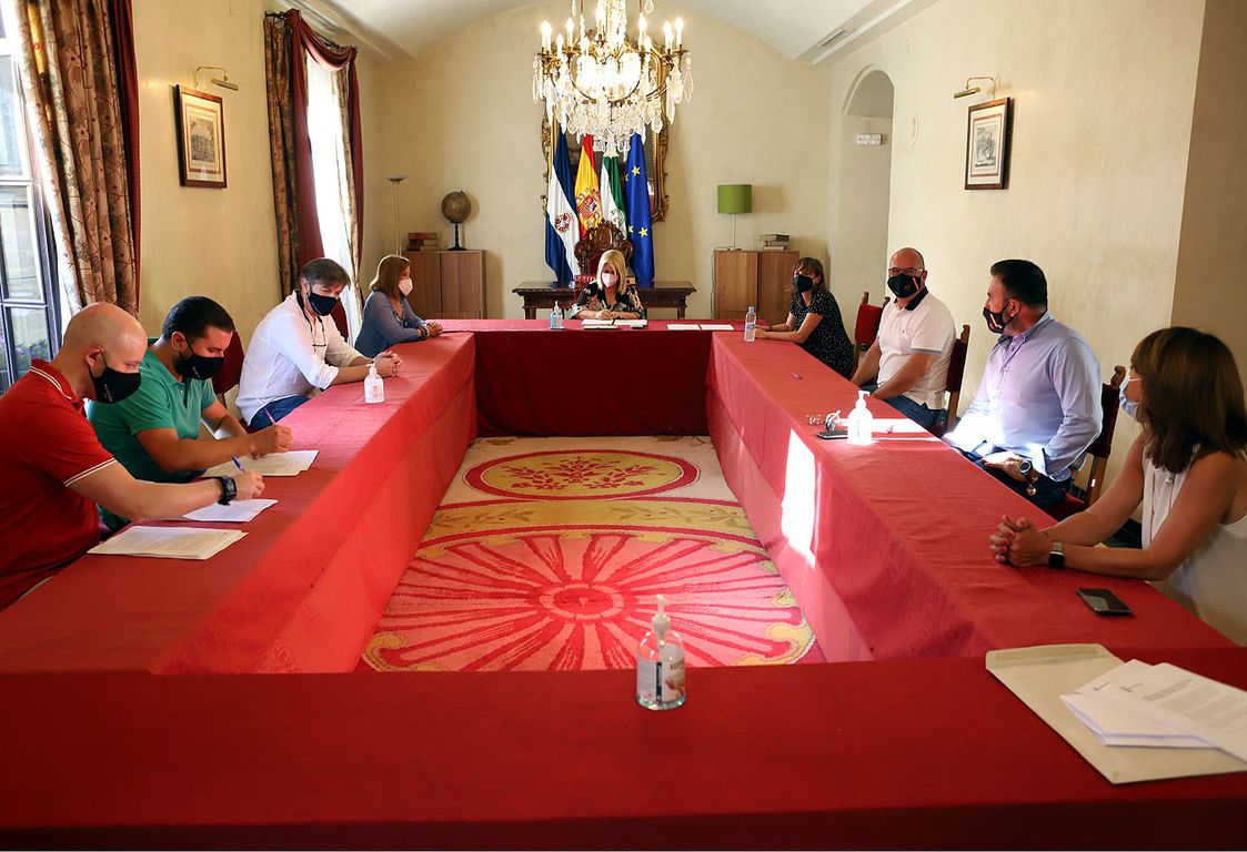 La alcaldesa de Jerez, en el centro, con la parte social y miembros de su equipo.