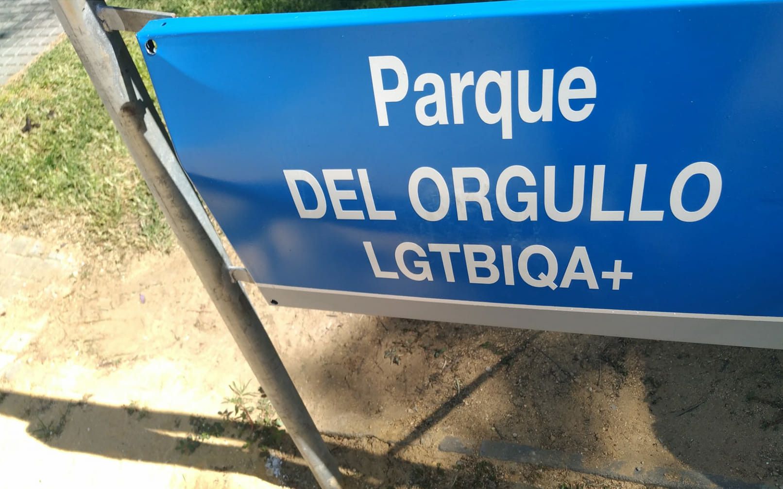 Los destrozos sobre la placa del parque del Orgullo en Jerez.