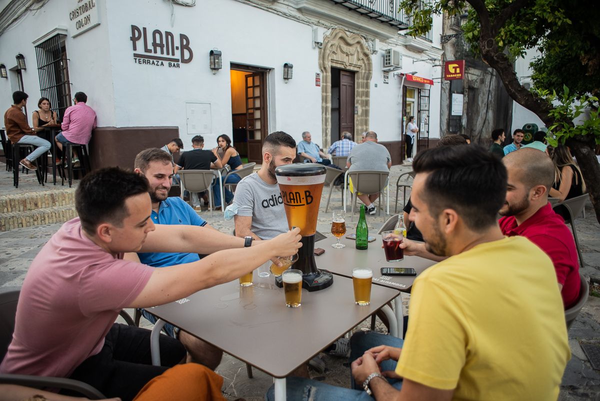 Un grupo de amigos en la terraza de Plan B en la plaza de Cristóbal Colón de El Puerto.