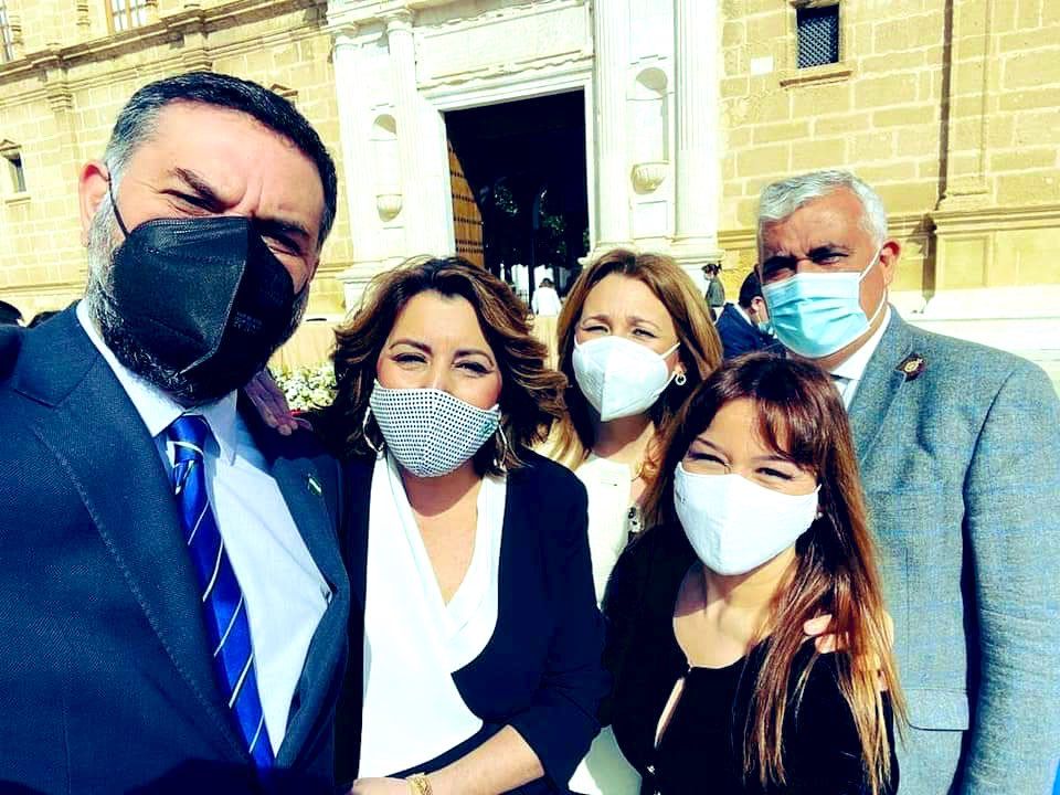 Verónica Pérez, con Susana Díaz en el Parlamento.