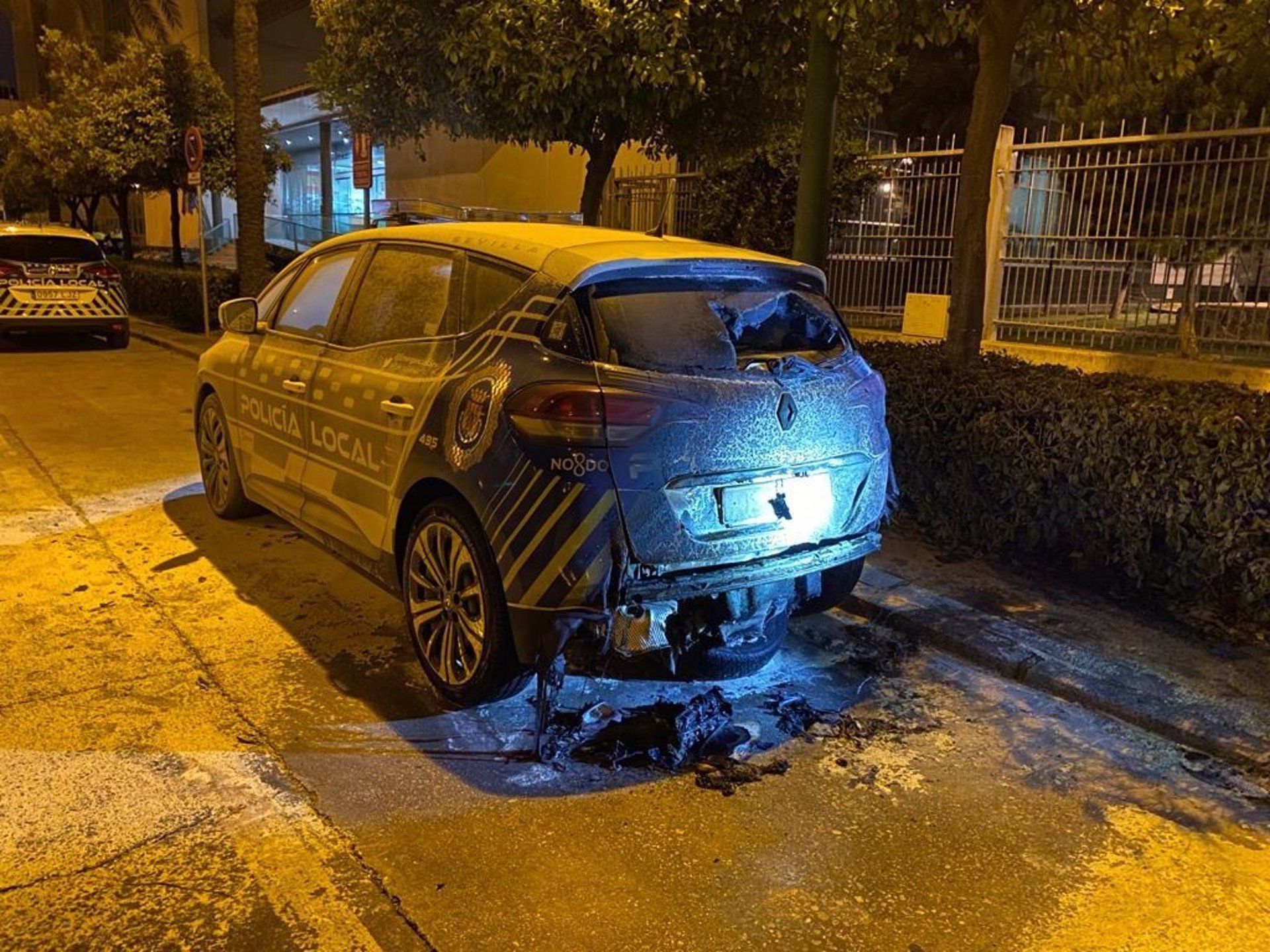El vehículo, calcinado, en una imagen difundida por el PP de Sevilla.