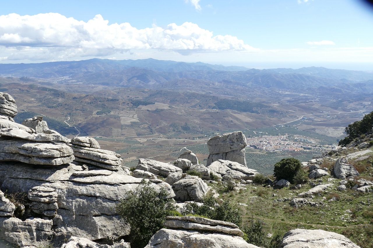 Muere un senderista en El Torcal de Antequera al caer por un barranco