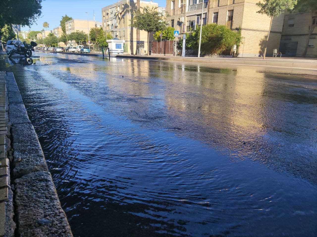 El entorno de la avenida Ángel Mayo, alejado de la zona, hasta donde llega el agua.