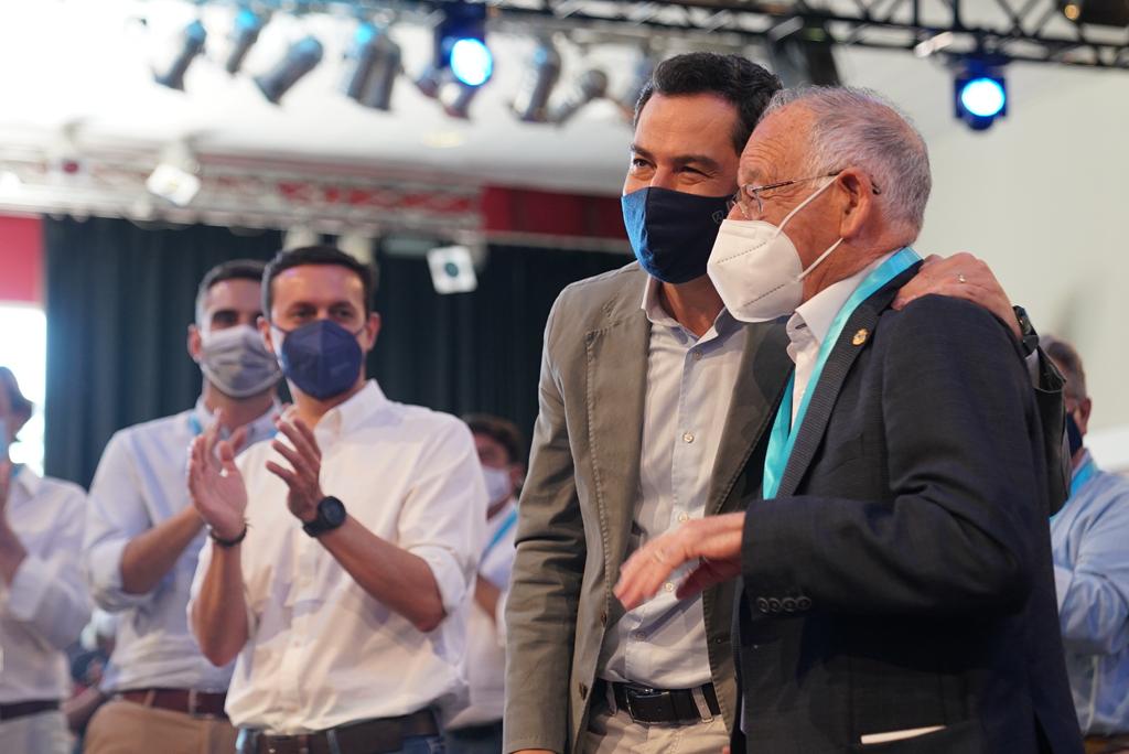 El PP cierra su congreso en Almería como si el caso de las comisiones por las mascarillas no existiera