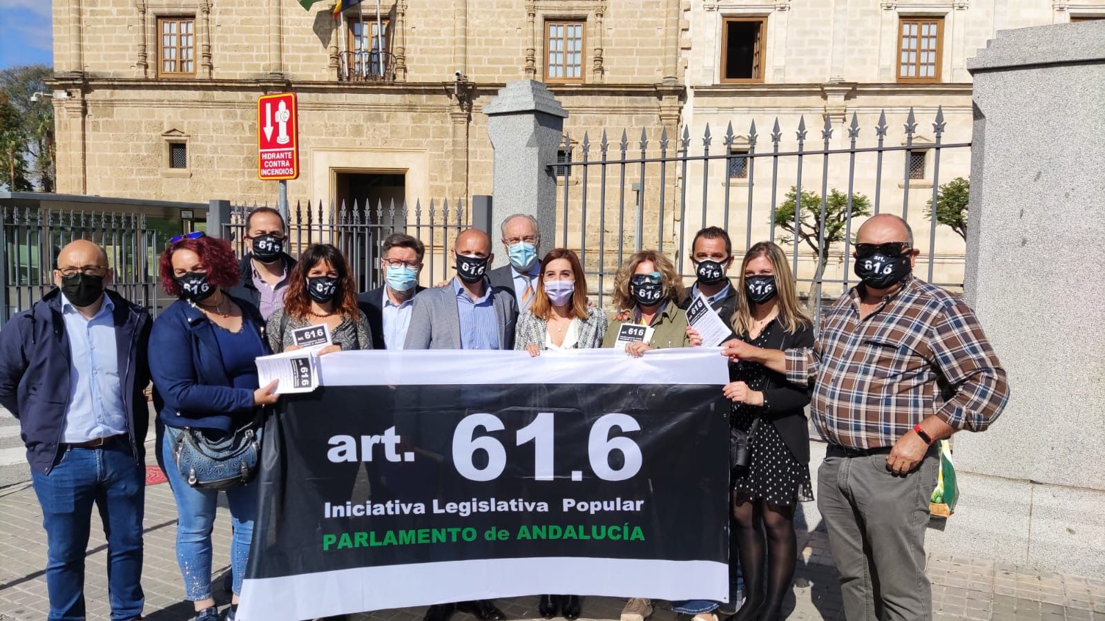 Funcionarios interinos de la Junta de Andalucía, contratados en fraude de ley por abuso de temporalidad, en el Parlamento andaluz.