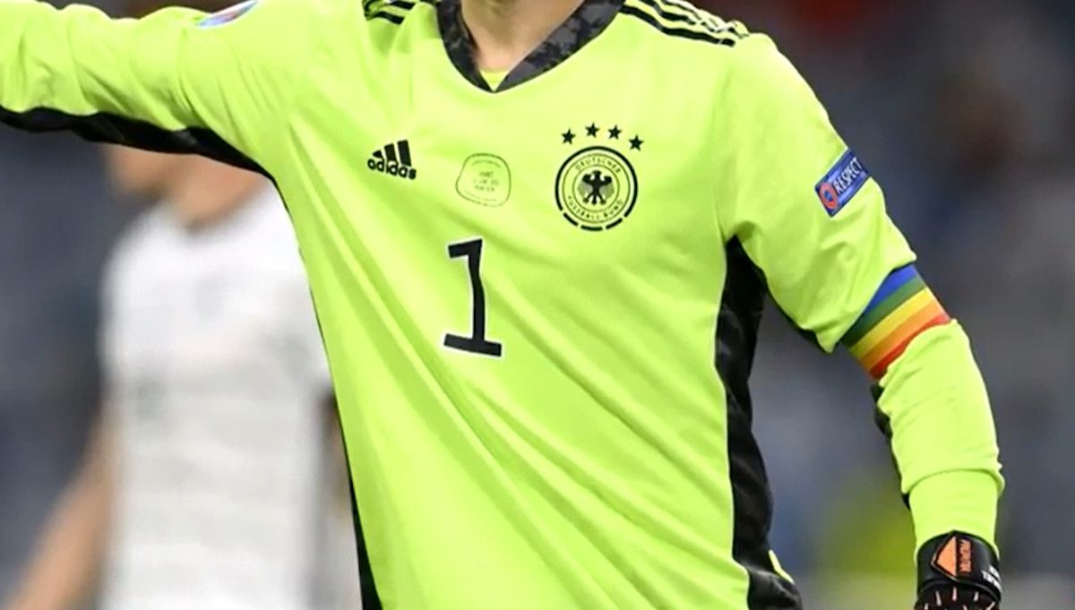 Brazalete con la bandera LGTBI. LASEXTA