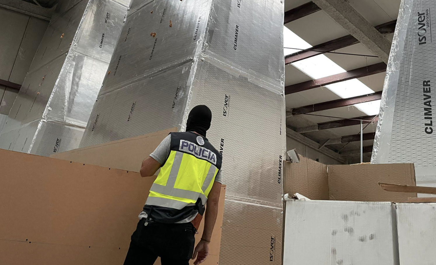 Un falso negocio en el Parque Empresarial ocultaba una nave contigua de cultivo de marihuana.