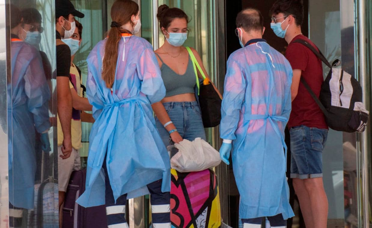 Pruebas a las puertas del 'hotel covid' de Palma.