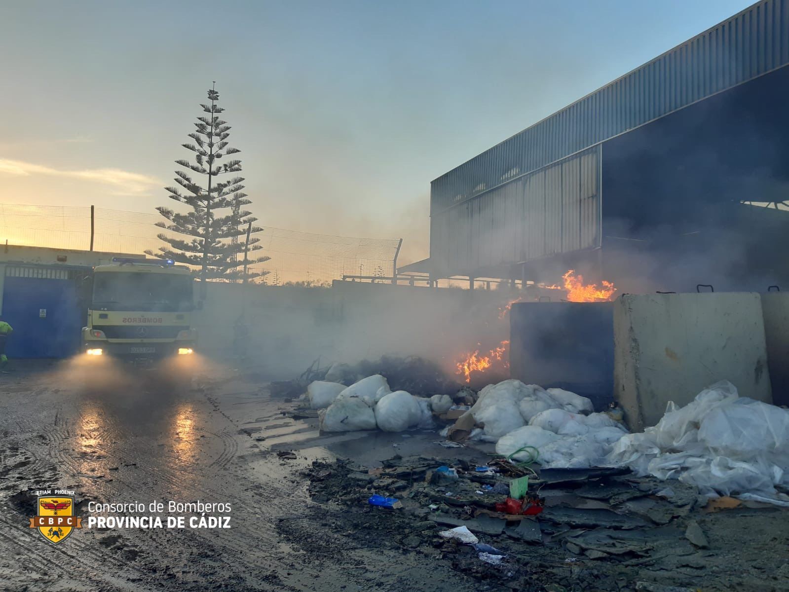 Dos heridos y casas desalojadas por el incendio de una planta de reciclaje en la carretera de El Portal. Dos heridos y casas desalojadas por el incendio de una planta de reciclaje en la carretera de El Portal.