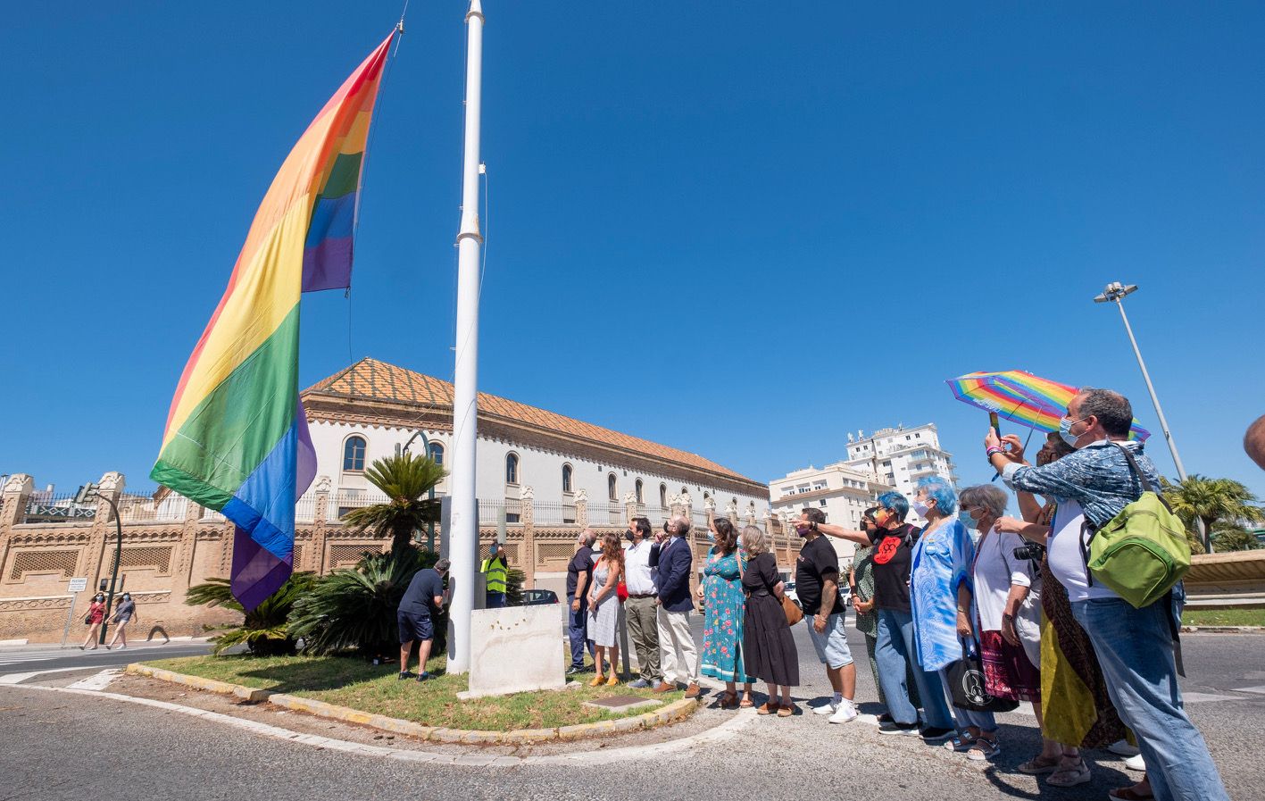 Izado de bandera LGTBIQ+ en Cádiz.