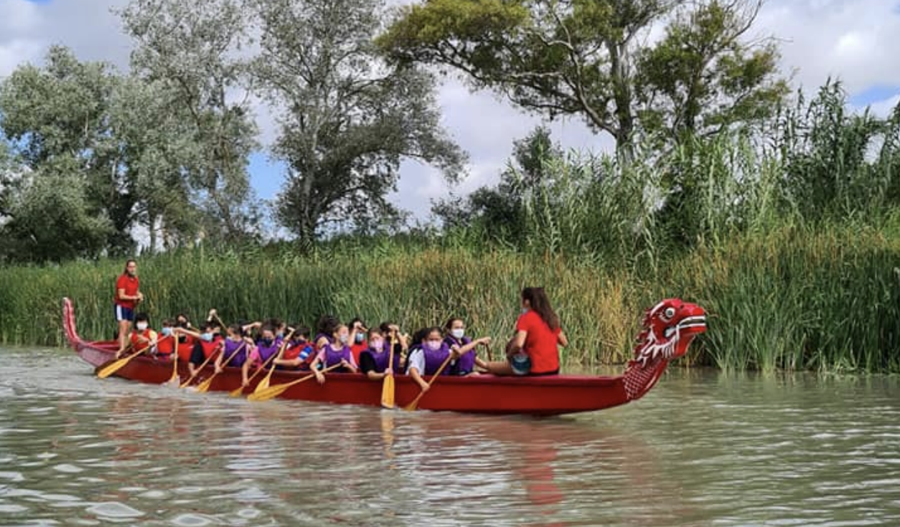 Alumnos y alumnas de Las Esclavas, remando en la barca dragón en el Guadalete.