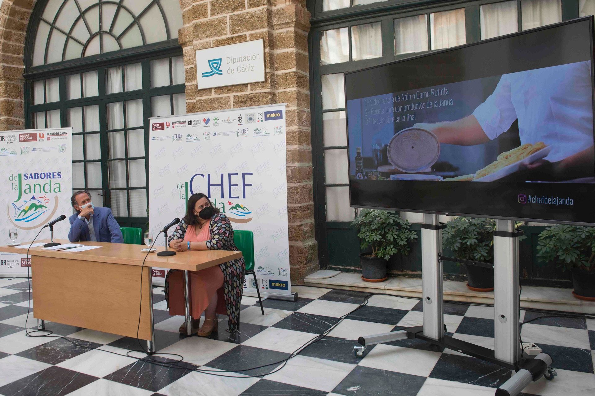 El vicepresidente de Diputación, José María Román, con la presidenta de la Mancomunidad, María de los Santos Sevillano, presentando el concurso Chef de la Janda.
