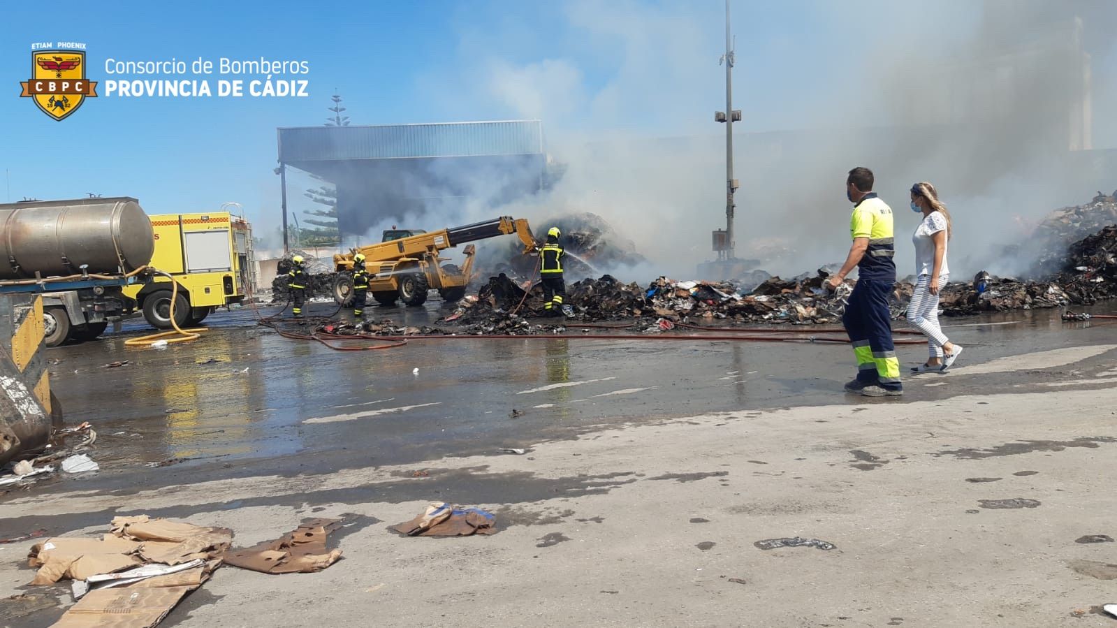 Casi 24 horas sin poder extinguir un incendio en una nave de Recicab en El Puerto.
