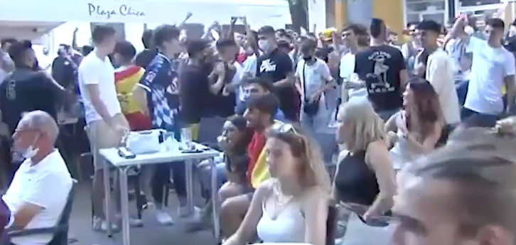 Aficionados en la terraza de Sevilla que fue desalojada por la Policía Nacional.
