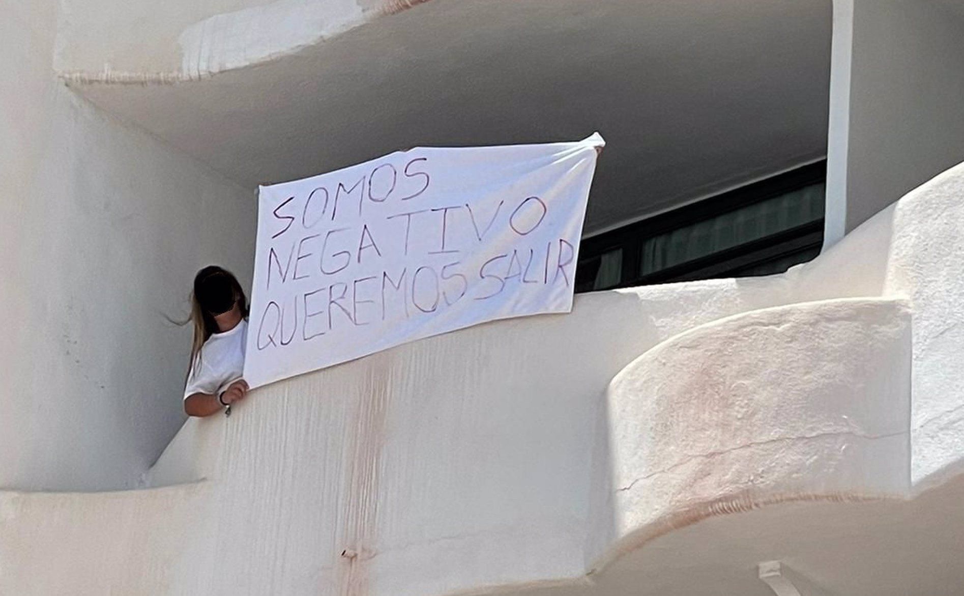 Una pancarta de los jóvenes aislados en un hotel de Mallorca.