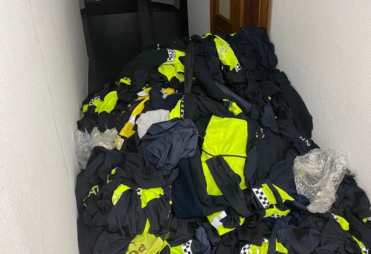 Uniformes desechados en la Jefatura de Policía Local de El Puerto.