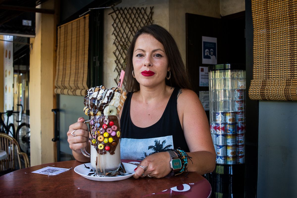 La jerezana Silvia Pérez con uno de los batidos gigantes.