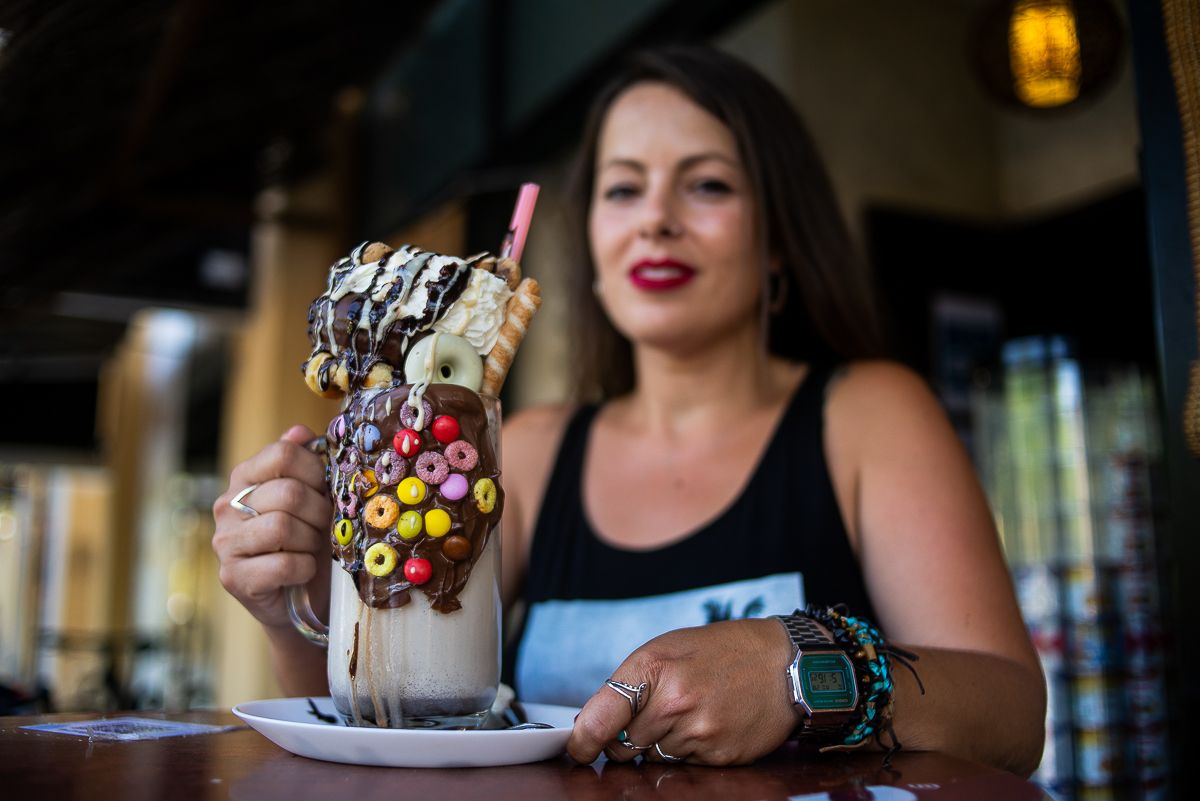 Silvia Pérez con un 'batigordo' en la terraza de La palapa en Jerez.