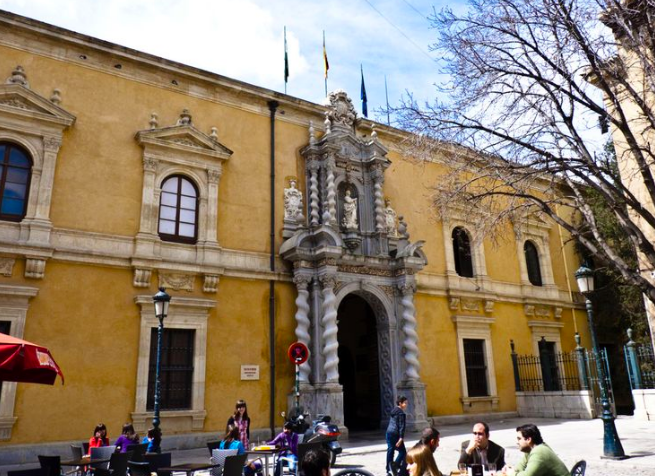 Fachada de la facultad de Derecho de la Universidad de Granada. FOTO: FIRWAY.ES