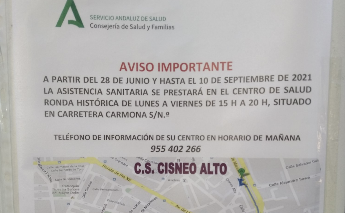 Un aviso de cierre por las tardes de este verano de un centro de salud del SAS en Sevilla, en una imagen de un usuario publicada en Twitter.