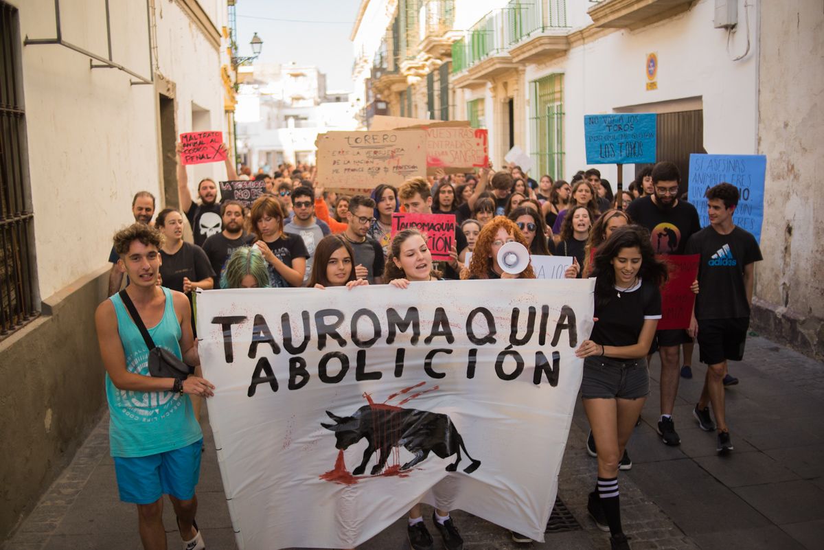 Cabecera de la manifestación antitaurina en las calles del centro de El Puerto. FOTO: MANU GARCÍA