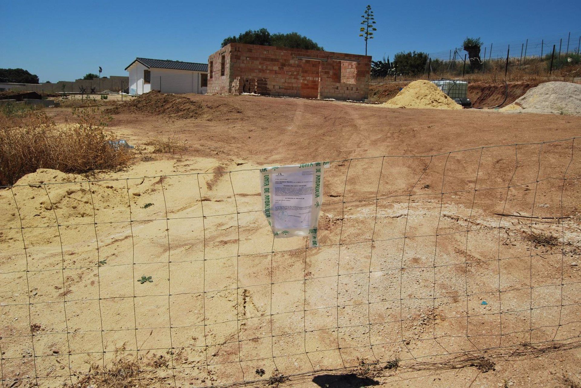 Multas de más de 2 millones de euros por construir viviendas en 35 parcelas ilegales en la provincia de Cádiz.