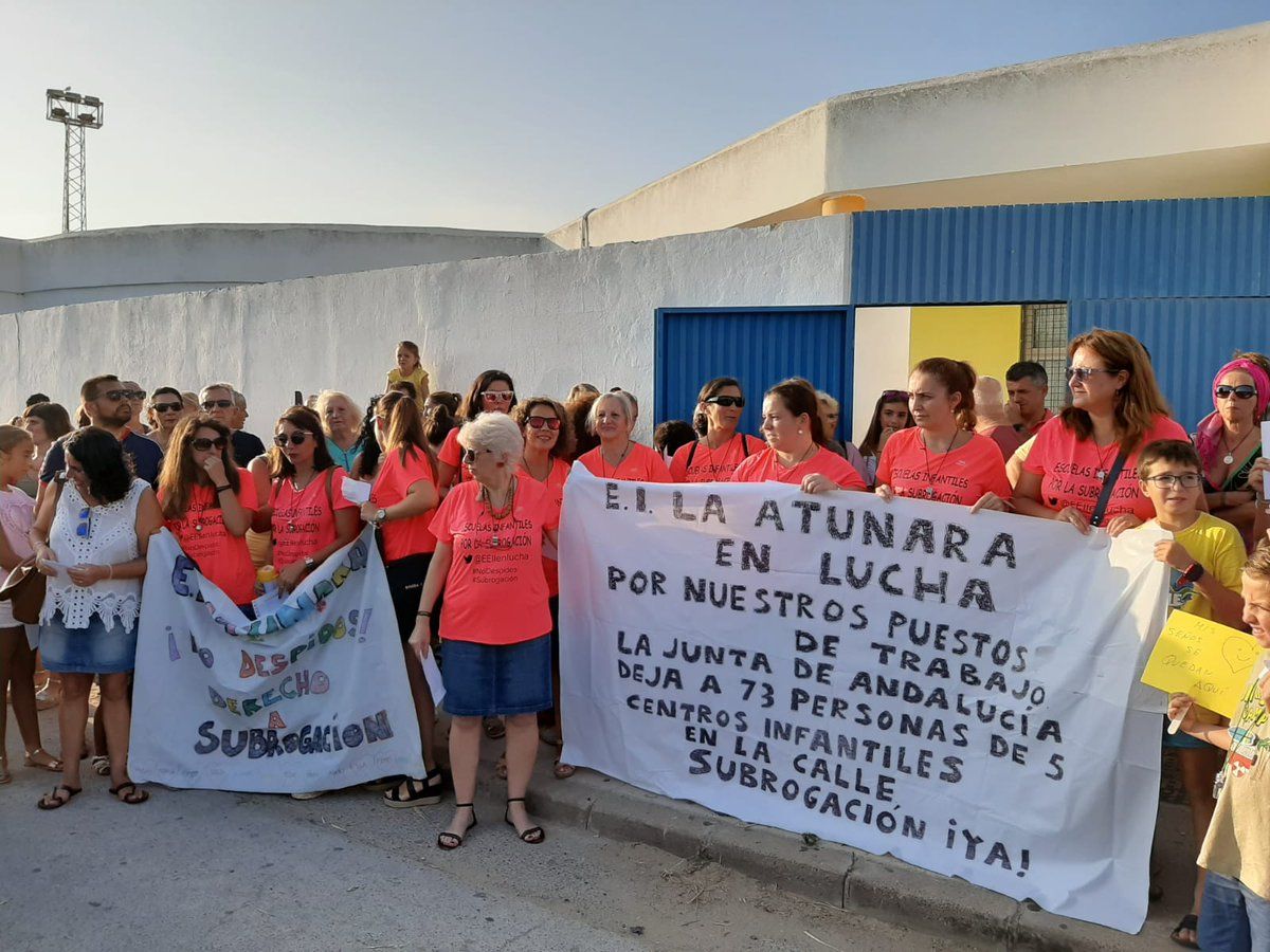 Protestas de las trabajadoras de la EI La Atunara, en La Línea, en una imagen de archivo. Sus despidos han sido declarados nulos.