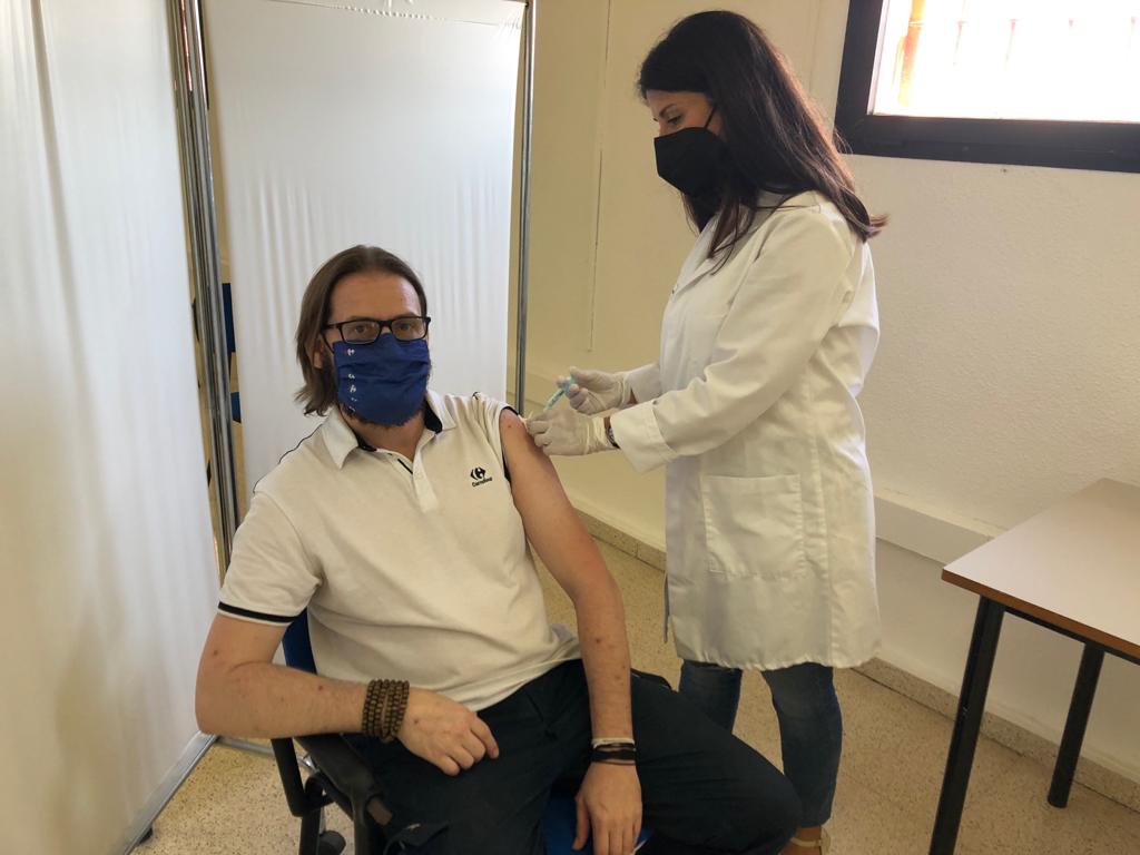 Un trabajador de Carrefour, vacunado este miércoles.