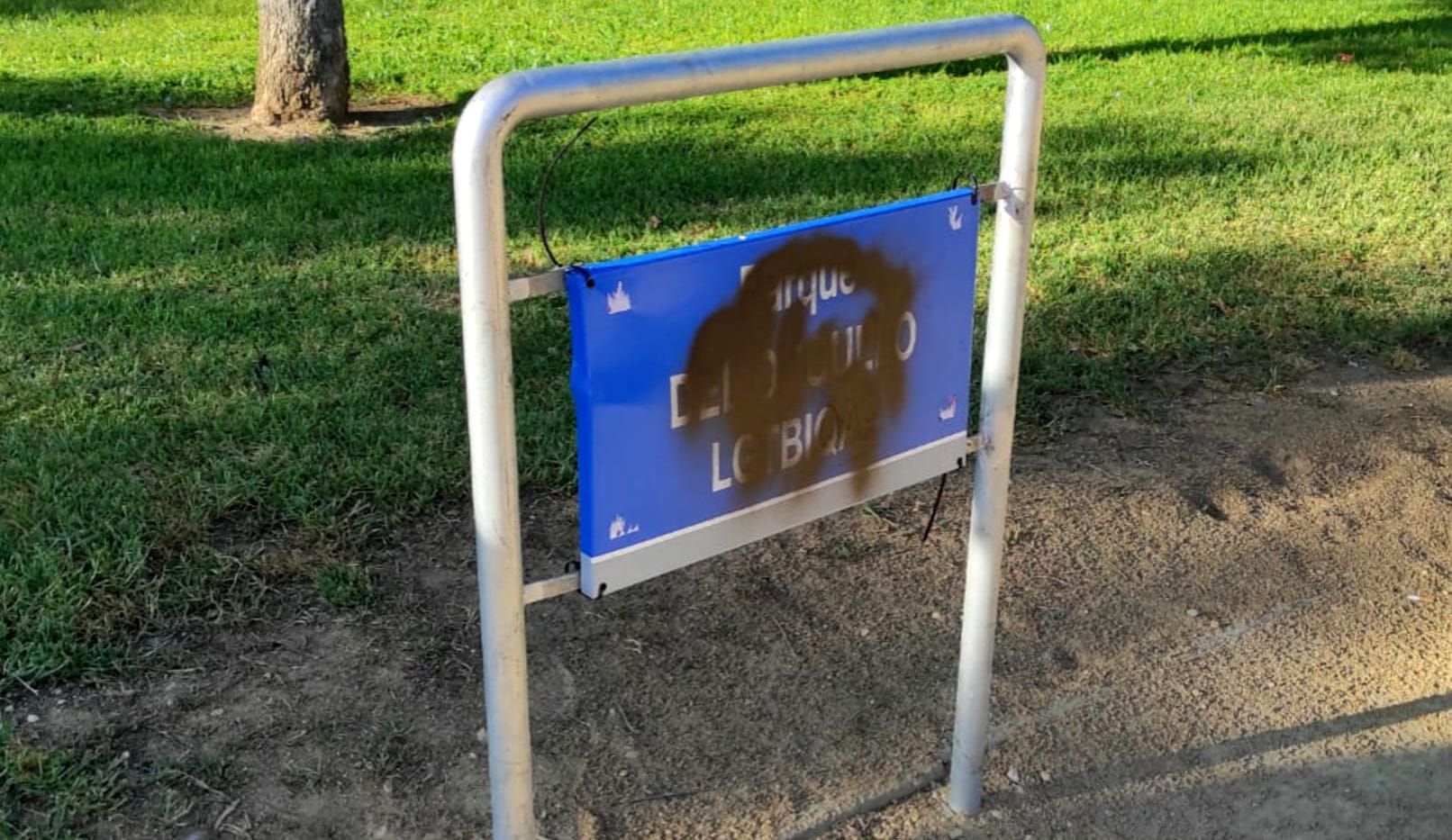 La placa del nuevo parque del Orgullo LGTBIQA+ de Jerez, pintada con spray.