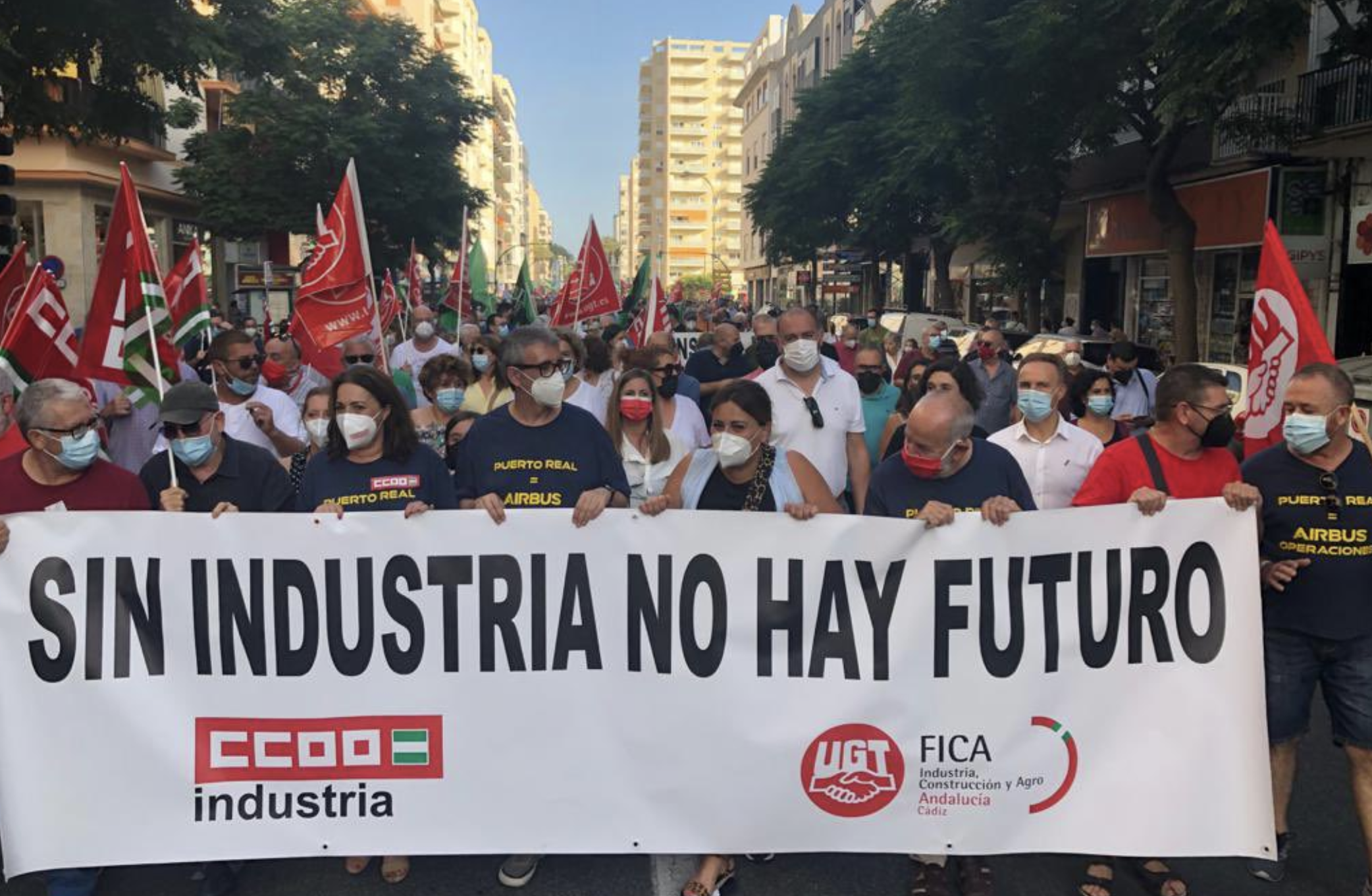 Más de dos millares de personas claman en Cádiz contra el cierre de la planta de Airbus en Puerto Real.