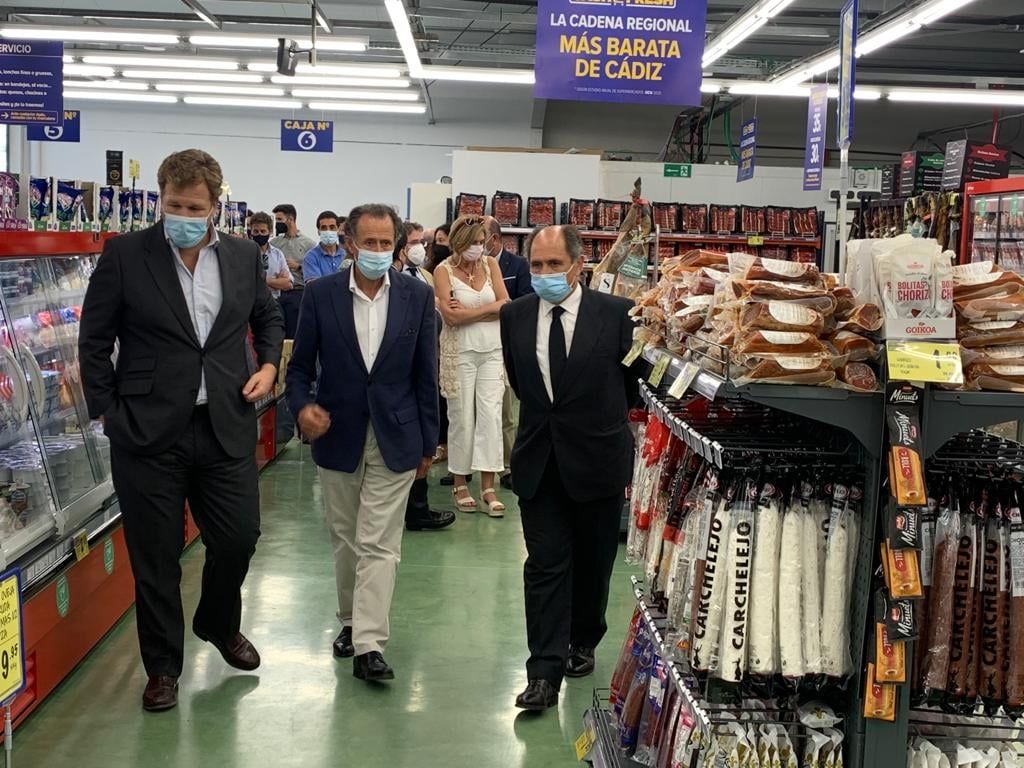 El alcalde, junto a directivos de la empresa valenciana, inaugura las instalaciones de Family Cash en el centro comercial Puerta de Chiclana.